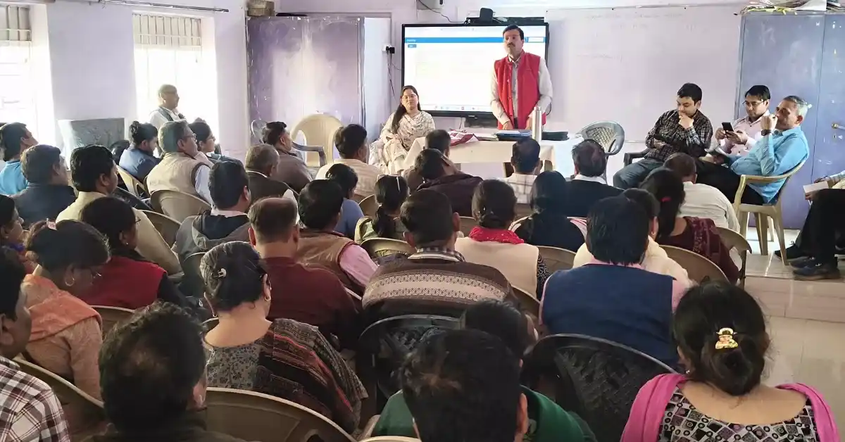 पिनाहट बीईओ बैठक 2026, आगरा शिक्षा समीक्षा बैठक, उमेश कुमार गौतम खंड शिक्षा अधिकारी, डीबीटी अपार आईडी समीक्षा, निपुण विद्यालय आकलन पिनाहट, स्मार्ट क्लास आईसीटी लैब निर्देश, बीआरसी पिनाहट बैठक, प्रधानाध्यापक मासिक समीक्षा आगरा, बेसिक शिक्षा परिषद समाचार, आगरा ताजा शिक्षा खबर 2026