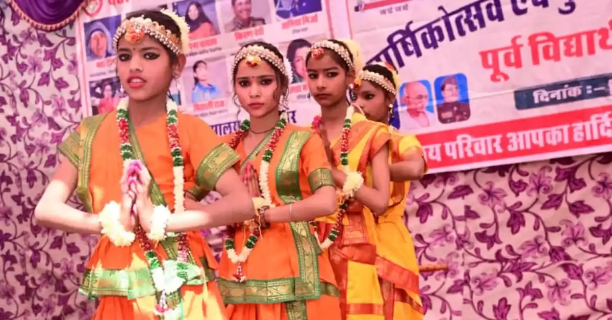 दाऊदपुर विद्यालय वार्षिकोत्सव 2026, फतेहपुर सीकरी स्कूल कार्यक्रम, आगरा सरकारी स्कूल वार्षिकोत्सव, ग्रामीण विद्यालय सांस्कृतिक कार्यक्रम, छात्र सांस्कृतिक प्रस्तुति आगरा, एनएमएमएस छात्र सम्मान समारोह, ब्रज लोक नृत्य स्कूल कार्यक्रम, अनिरुद्ध यादव डायट आगरा कार्यक्रम, आगरा शिक्षा समाचार, school annual function Agra news