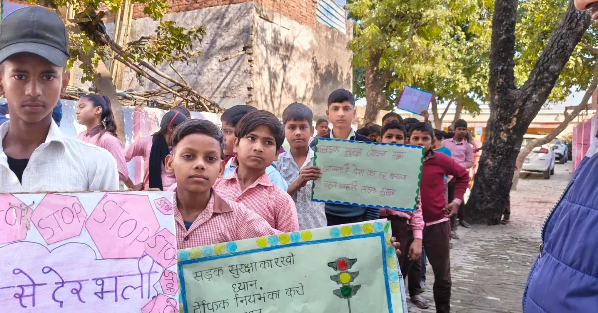 सड़क सुरक्षा रैली आगरा, Kagaraul school rally, road safety awareness Kheragarh, government school traffic rally UP, helmet awareness campaign village, student road safety pledge, Agra education news, Google Discover UP news