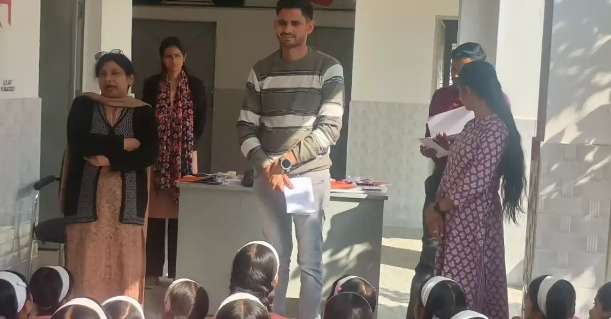 आगरा स्कूल रंगोली प्रतियोगिता, सरदार पटेल लोहामंडी विद्यालय कार्यक्रम, होली पोस्टर प्रतियोगिता आगरा, रमज़ान थीम पोस्टर स्कूल, आगरा शिक्षा समाचार 2026, कंपोजिट विद्यालय लोहामंडी, स्कूल सांस्कृतिक कार्यक्रम आगरा, छात्रों को मेडल प्रमाण पत्र, होली रमज़ान एकता संदेश, आगरा ताजा स्कूल खबर