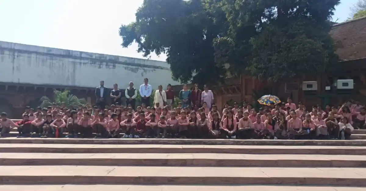 पीएम श्री खानपुर विद्यालय आगरा, ताजमहल शैक्षिक भ्रमण 2026, आगरा किला स्कूल टूर, खेरागढ़ शिक्षा समाचार, छात्रों का ऐतिहासिक भ्रमण आगरा, पीएम श्री विद्यालय गतिविधि, ताजमहल विजिट स्कूल छात्र, आगरा शिक्षा ताजा खबर, स्कूल एजुकेशनल टूर 2026, खेरागढ़ ब्लॉक विद्यालय समाचार