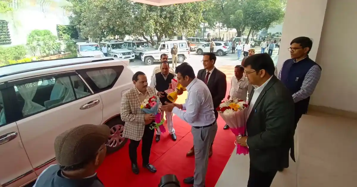 नवदीप रिणवा समीक्षा बैठक आगरा, मुख्य निर्वाचन अधिकारी उत्तर प्रदेश, SIR अभियान आगरा 2026, मतदाता सूची पुनरीक्षण आगरा, EPIC कार्ड अपडेट निर्देश, बीएलओ सम्मान कार्यक्रम सूरसदन, बुक ए कॉल विद बीएलओ, जेंडर रेशियो वोटर लिस्ट, आगरा निर्वाचन समाचार 2026, voter list update Agra news