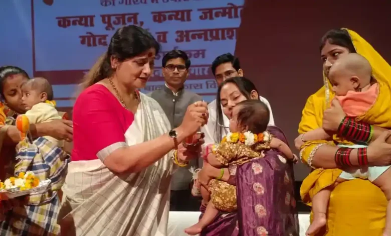 सूरसदन आगरा कार्यक्रम, कन्या पूजन आगरा, अन्नप्राशन कार्यक्रम यूपी, योगी सरकार 9 वर्ष, डॉ बबीता सिंह चौहान, महिला कल्याण विभाग यूपी, कन्या सुमंगला योजना, गोद भराई कार्यक्रम, मिशन शक्ति अभियान 5.0, आगरा न्यूज हिंदी, बेटी सम्मान कार्यक्रम, यूपी सरकार उपलब्धियां, agra latest news today, kanya poojan ceremony up