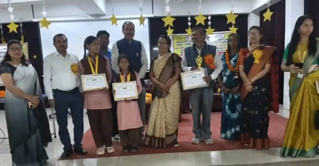 बरौली अहीर आगरा समाचार, निपुण भारत मिशन, छात्र शिक्षक सम्मान समारोह, आगरा शिक्षा न्यूज, NMMS परीक्षा आगरा, इंस्पायर अवार्ड यूपी, डायट प्रवक्ता मनोज वार्ष्णेय, विद्यालय प्रबंधन समिति SMC, डिजिटल क्लासरूम यूपी, ऑपरेशन कायाकल्प, बेसिक शिक्षा विभाग आगरा, agra education news hindi, nipun bharat program up, rural education development india