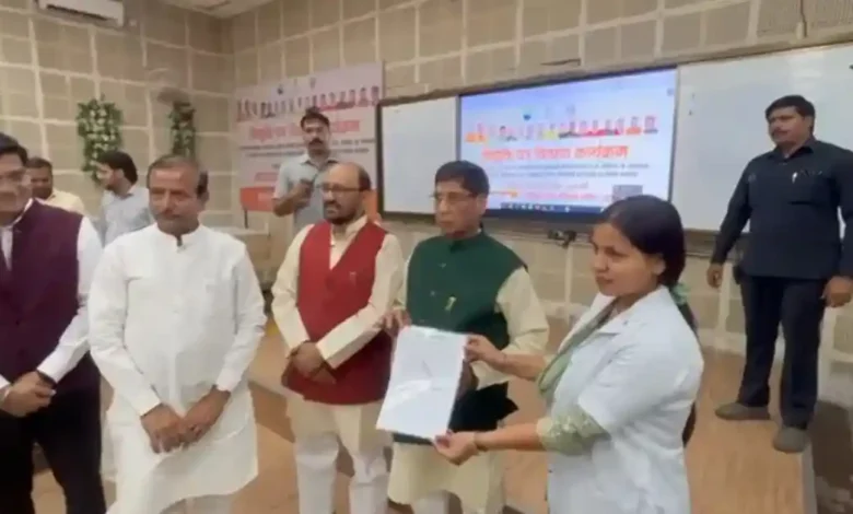 एसएन मेडिकल कॉलेज आगरा, नर्सिंग अधिकारी भर्ती यूपी, यूपी लोक सेवा आयोग चयन, आगरा मेडिकल कॉलेज न्यूज, स्वास्थ्य सेवाएं आगरा, नर्सिंग स्टाफ नियुक्ति, यूपी हेल्थकेयर अपडेट, योगेंद्र उपाध्याय आगरा, यूपी मेडिकल भर्ती 2026, सरकारी नौकरी नर्सिंग, agra health news hindi, uppsc nursing officer recruitment, medical college agra update