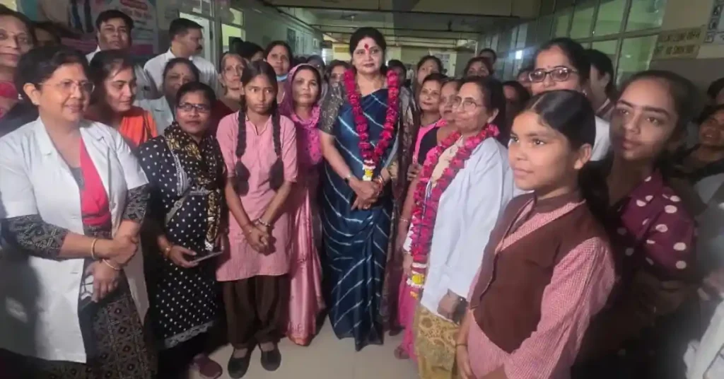 HPV वैक्सीनेशन आगरा, सर्वाइकल कैंसर बचाव, लेडी लायल अस्पताल आगरा, डॉ बबीता सिंह चौहान, महिला स्वास्थ्य यूपी, किशोरी टीकाकरण अभियान, HPV vaccine india hindi, आगरा हेल्थ न्यूज, महिला स्वास्थ्य योजना यूपी, cervical cancer prevention india, agra latest news hindi, government vaccination program up, women health awareness india