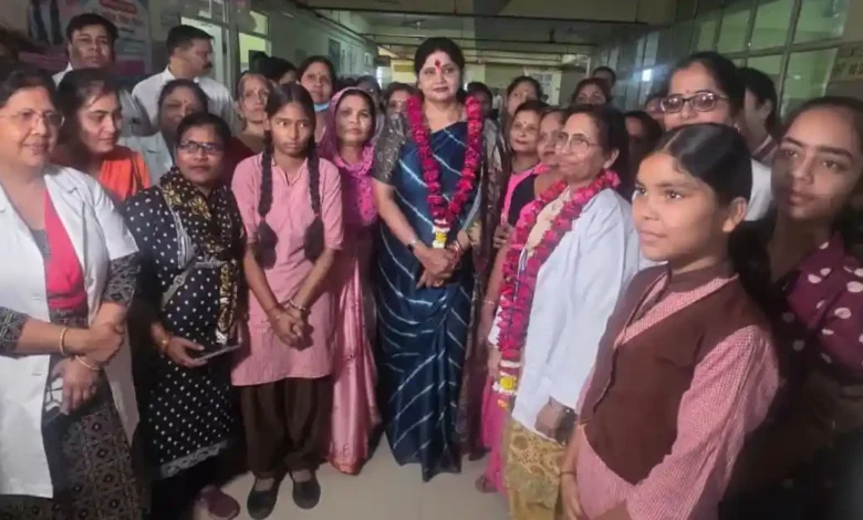 HPV वैक्सीनेशन आगरा, सर्वाइकल कैंसर बचाव, लेडी लायल अस्पताल आगरा, डॉ बबीता सिंह चौहान, महिला स्वास्थ्य यूपी, किशोरी टीकाकरण अभियान, HPV vaccine india hindi, आगरा हेल्थ न्यूज, महिला स्वास्थ्य योजना यूपी, cervical cancer prevention india, agra latest news hindi, government vaccination program up, women health awareness india