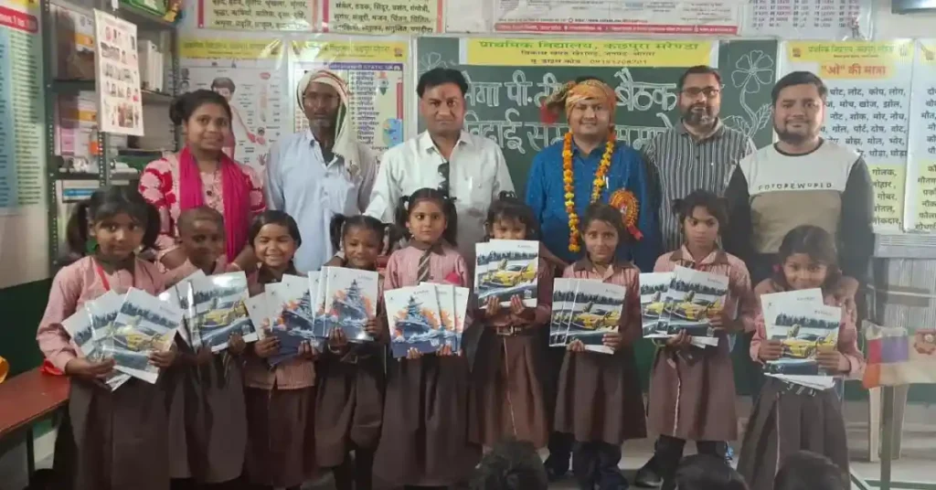 NSG कमांडो प्रदीप सिकरवार, खेरागढ़ आगरा स्कूल न्यूज, छात्रों को कॉपी वितरण, शिक्षा सेवा पहल, आगरा ग्रामीण शिक्षा, परिषदीय विद्यालय समाचार, मुफ्त कॉपी वितरण कार्यक्रम, छात्र सहायता अभियान, agra latest news hindi, rural education support india, school charity program up, student motivation story india