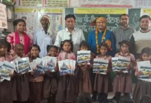 NSG कमांडो प्रदीप सिकरवार, खेरागढ़ आगरा स्कूल न्यूज, छात्रों को कॉपी वितरण, शिक्षा सेवा पहल, आगरा ग्रामीण शिक्षा, परिषदीय विद्यालय समाचार, मुफ्त कॉपी वितरण कार्यक्रम, छात्र सहायता अभियान, agra latest news hindi, rural education support india, school charity program up, student motivation story india