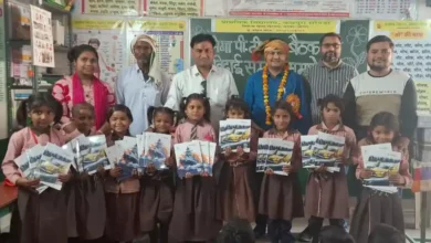 NSG कमांडो प्रदीप सिकरवार, खेरागढ़ आगरा स्कूल न्यूज, छात्रों को कॉपी वितरण, शिक्षा सेवा पहल, आगरा ग्रामीण शिक्षा, परिषदीय विद्यालय समाचार, मुफ्त कॉपी वितरण कार्यक्रम, छात्र सहायता अभियान, agra latest news hindi, rural education support india, school charity program up, student motivation story india