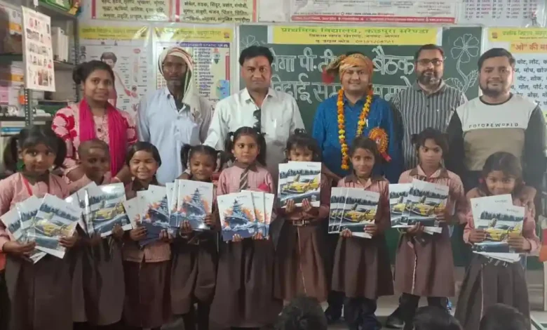 NSG कमांडो प्रदीप सिकरवार, खेरागढ़ आगरा स्कूल न्यूज, छात्रों को कॉपी वितरण, शिक्षा सेवा पहल, आगरा ग्रामीण शिक्षा, परिषदीय विद्यालय समाचार, मुफ्त कॉपी वितरण कार्यक्रम, छात्र सहायता अभियान, agra latest news hindi, rural education support india, school charity program up, student motivation story india