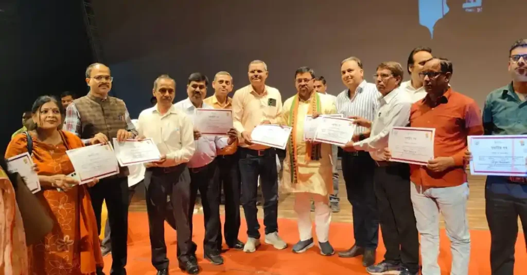 Agra Breaking News: आगरा में 451 विद्यालय बने निपुण, सूरसदन में शिक्षकों का सम्मान समारोह निपुण भारत मिशन आगरा, 451 निपुण विद्यालय, आगरा शिक्षा समाचार, बेसिक शिक्षा विभाग यूपी, शिक्षक सम्मान समारोह आगरा, निपुण विद्यालय सूची, डीएलएड असेसमेंट यूपी, प्राथमिक शिक्षा सुधार, agra latest education news hindi, nipun bharat mission up, school quality improvement india, teacher award program up