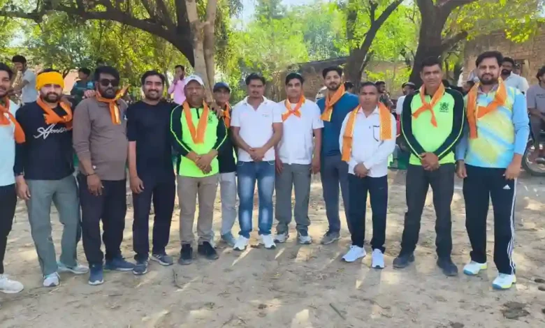 अकोला क्रिकेट टूर्नामेंट आगरा, गुरुजी इलेवन मैच, बेरी चाहर वॉरियर्स, दिनेश सोलंकी मैन ऑफ द मैच, आगरा स्पोर्ट्स न्यूज, ग्रामीण क्रिकेट टूर्नामेंट, खेरागढ़ क्रिकेट मैच, local cricket match agra, agra latest sports news hindi, village cricket tournament india, cricket match report hindi, sports event agra