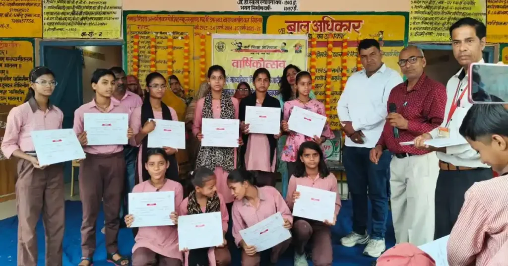 कागारौल विद्यालय वार्षिकोत्सव, आगरा स्कूल न्यूज, छात्र सम्मान समारोह, प्राथमिक विद्यालय कार्यक्रम, शिक्षा जागरूकता आगरा, खेरागढ़ स्कूल इवेंट, छात्र पुरस्कार वितरण, school annual function agra, agra latest education news hindi, student achievement ceremony india, rural school event up