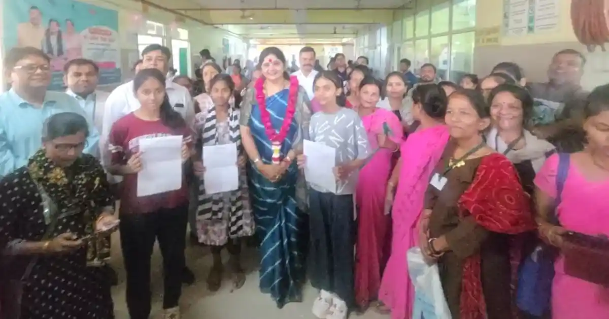 HPV वैक्सीनेशन आगरा, सर्वाइकल कैंसर बचाव, लेडी लायल अस्पताल आगरा, डॉ बबीता सिंह चौहान, महिला स्वास्थ्य यूपी, किशोरी टीकाकरण अभियान, HPV vaccine india hindi, आगरा हेल्थ न्यूज, महिला स्वास्थ्य योजना यूपी, cervical cancer prevention india, agra latest news hindi, government vaccination program up, women health awareness india