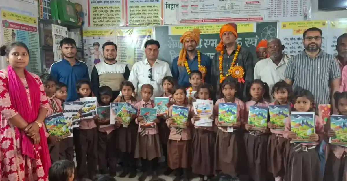 NSG कमांडो प्रदीप सिकरवार, खेरागढ़ आगरा स्कूल न्यूज, छात्रों को कॉपी वितरण, शिक्षा सेवा पहल, आगरा ग्रामीण शिक्षा, परिषदीय विद्यालय समाचार, मुफ्त कॉपी वितरण कार्यक्रम, छात्र सहायता अभियान, agra latest news hindi, rural education support india, school charity program up, student motivation story india