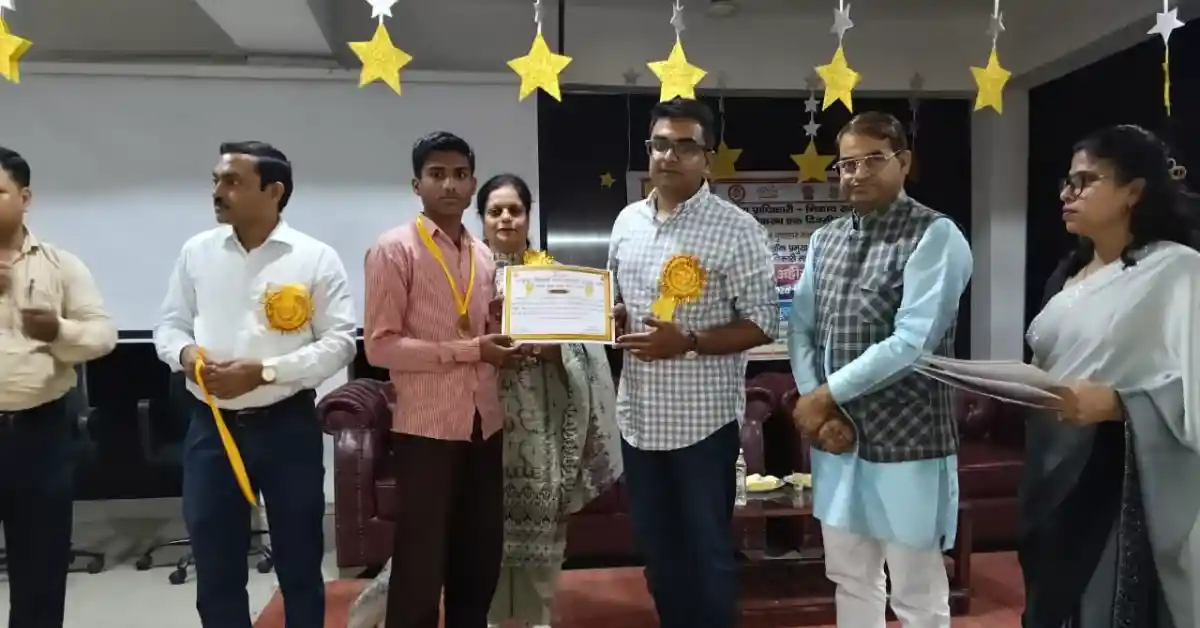 बरौली अहीर आगरा समाचार, निपुण भारत मिशन, छात्र शिक्षक सम्मान समारोह, आगरा शिक्षा न्यूज, NMMS परीक्षा आगरा, इंस्पायर अवार्ड यूपी, डायट प्रवक्ता मनोज वार्ष्णेय, विद्यालय प्रबंधन समिति SMC, डिजिटल क्लासरूम यूपी, ऑपरेशन कायाकल्प, बेसिक शिक्षा विभाग आगरा, agra education news hindi, nipun bharat program up, rural education development india