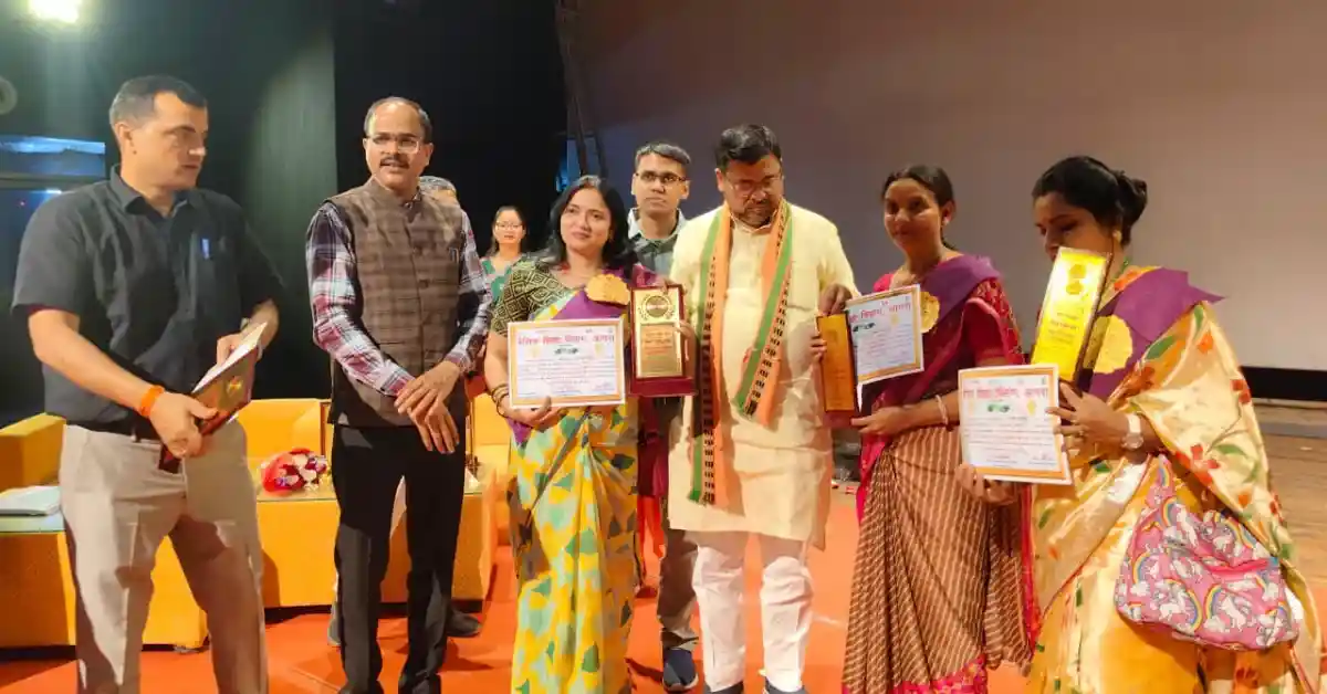 निपुण भारत मिशन आगरा, 451 निपुण विद्यालय, आगरा शिक्षा समाचार, बेसिक शिक्षा विभाग यूपी, शिक्षक सम्मान समारोह आगरा, निपुण विद्यालय सूची, डीएलएड असेसमेंट यूपी, प्राथमिक शिक्षा सुधार, agra latest education news hindi, nipun bharat mission up, school quality improvement india, teacher award program up