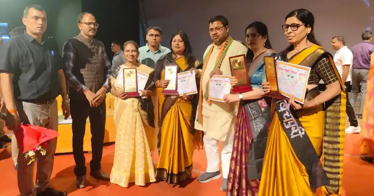 निपुण भारत मिशन आगरा, 451 निपुण विद्यालय, आगरा शिक्षा समाचार, बेसिक शिक्षा विभाग यूपी, शिक्षक सम्मान समारोह आगरा, निपुण विद्यालय सूची, डीएलएड असेसमेंट यूपी, प्राथमिक शिक्षा सुधार, agra latest education news hindi, nipun bharat mission up, school quality improvement india, teacher award program up