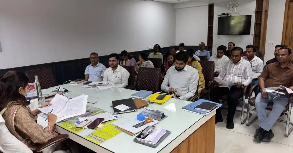 स्कूल चलो अभियान आगरा, सीडीओ प्रतिभा सिंह बैठक, बेसिक शिक्षा विभाग यूपी, छात्र नामांकन अभियान, आगरा शिक्षा समाचार, स्कूल एडमिशन ड्राइव यूपी, शिक्षा जागरूकता कार्यक्रम, primary school enrollment up, agra latest news hindi, school chalo abhiyan up, education campaign india, student attendance improvement up