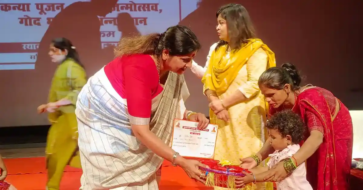 सूरसदन आगरा कार्यक्रम, कन्या पूजन आगरा, अन्नप्राशन कार्यक्रम यूपी, योगी सरकार 9 वर्ष, डॉ बबीता सिंह चौहान, महिला कल्याण विभाग यूपी, कन्या सुमंगला योजना, गोद भराई कार्यक्रम, मिशन शक्ति अभियान 5.0, आगरा न्यूज हिंदी, बेटी सम्मान कार्यक्रम, यूपी सरकार उपलब्धियां, agra latest news today, kanya poojan ceremony up