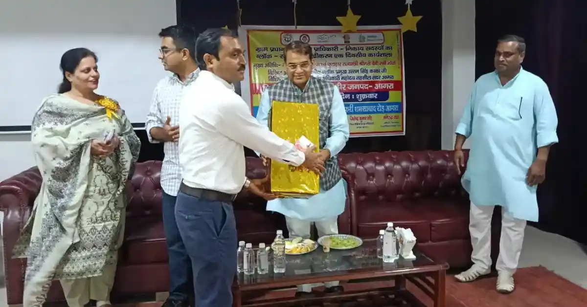 बरौली अहीर आगरा समाचार, निपुण भारत मिशन, छात्र शिक्षक सम्मान समारोह, आगरा शिक्षा न्यूज, NMMS परीक्षा आगरा, इंस्पायर अवार्ड यूपी, डायट प्रवक्ता मनोज वार्ष्णेय, विद्यालय प्रबंधन समिति SMC, डिजिटल क्लासरूम यूपी, ऑपरेशन कायाकल्प, बेसिक शिक्षा विभाग आगरा, agra education news hindi, nipun bharat program up, rural education development india