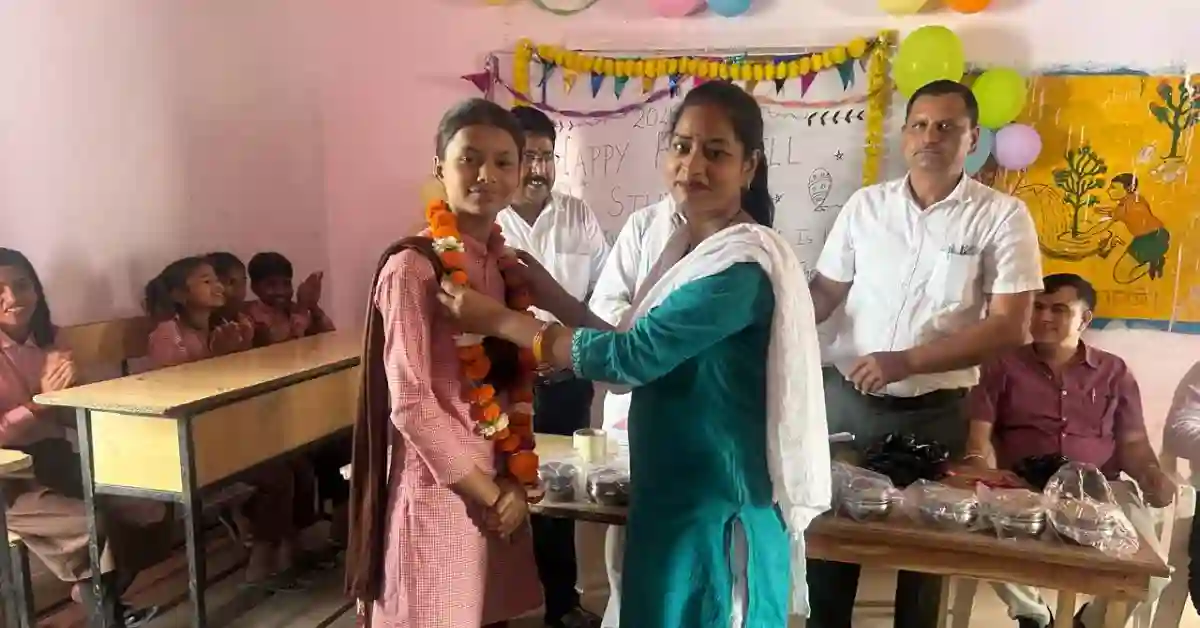 फजियतपुरा विद्यालय विदाई समारोह, कक्षा 8 विदाई कार्यक्रम, आगरा स्कूल न्यूज, छात्र सम्मान समारोह, NMMS छात्रा सम्मान, ग्रामीण विद्यालय कार्यक्रम, खेरागढ़ शिक्षा समाचार, school farewell ceremony india, agra latest education news hindi, student farewell function up, rural school event agra