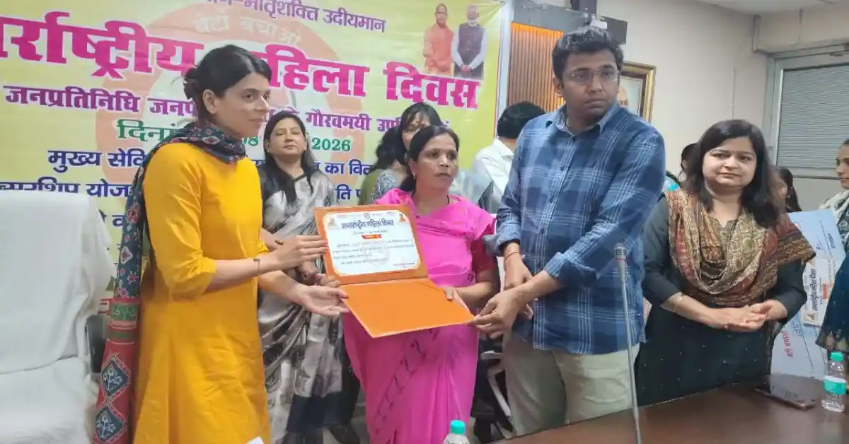 अंतरराष्ट्रीय महिला दिवस आगरा, विकास भवन आगरा कार्यक्रम, YogI Adityanath women empowerment, Agra women honour ceremony, women empowerment UP news, Agra government program news, women welfare schemes UP, Agra women day event