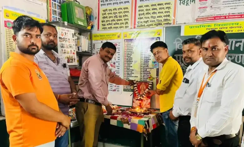 कछपुरा विद्यालय विदाई समारोह, आगरा स्कूल न्यूज, छात्र सम्मान कार्यक्रम, प्राथमिक विद्यालय इवेंट, 11000 अनुदान समाचार, खेरागढ़ शिक्षा समाचार, ग्रामीण स्कूल कार्यक्रम, school farewell ceremony agra, agra latest education news hindi, student award function up, rural education event india