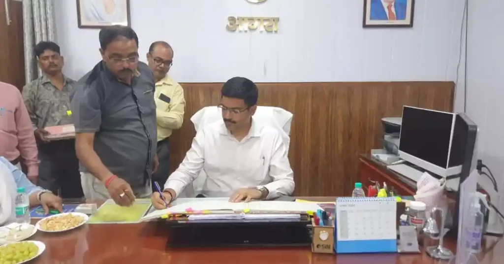Agra Breaking News: आगरा के नए डीएम मनीष बंसल ने संभाला कार्यभार, कलेक्ट्रेट निरीक्षण के साथ दिए सख्त निर्देश आगरा के नए डीएम मनीष बंसल