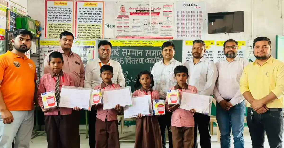 कछपुरा विद्यालय विदाई समारोह, आगरा स्कूल न्यूज, छात्र सम्मान कार्यक्रम, प्राथमिक विद्यालय इवेंट, 11000 अनुदान समाचार, खेरागढ़ शिक्षा समाचार, ग्रामीण स्कूल कार्यक्रम, school farewell ceremony agra, agra latest education news hindi, student award function up, rural education event india