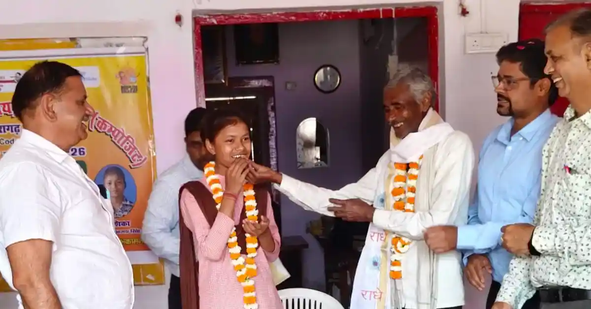 अंशिका चयन अटल आवासीय विद्यालय, फजियतपुरा छात्रा सफलता, आगरा शिक्षा समाचार, छात्र सम्मान समारोह, ग्रामीण छात्र सफलता कहानी, atal residential school result up, agra latest education news hindi, student achievement india, scholarship exam success story, rural girl success up