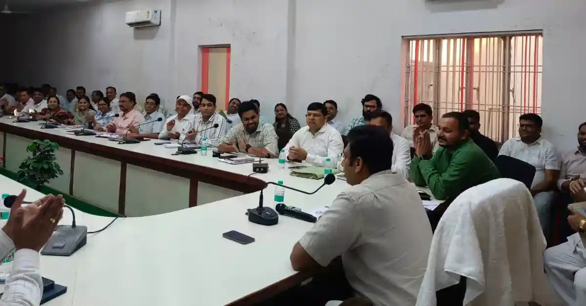 डीएम अरविंद मल्लप्पा बंगारी की IGRS समीक्षा बैठक