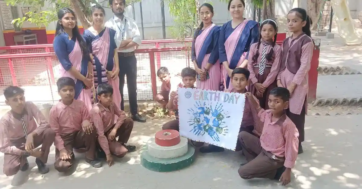 कंपोजिट विद्यालय श्यामा देवी में पृथ्वी दिवस पर कार्यक्रम, बच्चों ने दिया ‘पेड़ लगाओ पृथ्वी बचाओ’ संदेश