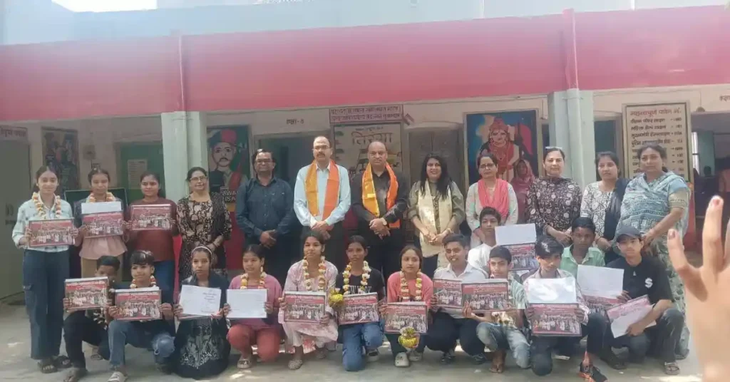 स्कूल चलो अभियान आगरा, श्यामा देवी विद्यालय कार्यक्रम, परीक्षा फल वितरण स्कूल, पुस्तक वितरण कार्यक्रम, छात्र सम्मान समारोह, आगरा शिक्षा समाचार, ड्रॉपआउट रेट जागरूकता, school chalo abhiyan up, agra latest education news hindi, student result distribution india, rural school awareness rally
