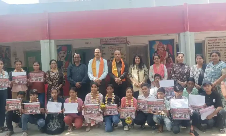 स्कूल चलो अभियान आगरा, श्यामा देवी विद्यालय कार्यक्रम, परीक्षा फल वितरण स्कूल, पुस्तक वितरण कार्यक्रम, छात्र सम्मान समारोह, आगरा शिक्षा समाचार, ड्रॉपआउट रेट जागरूकता, school chalo abhiyan up, agra latest education news hindi, student result distribution india, rural school awareness rally