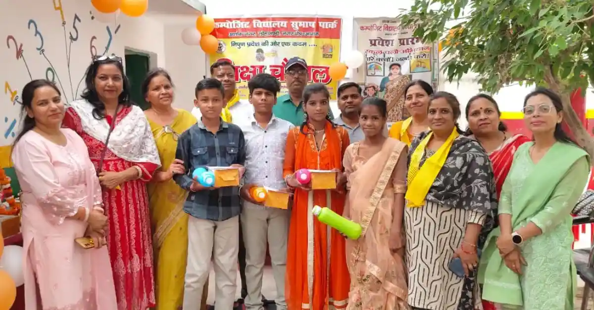 सुभाष पार्क विद्यालय आगरा, शिक्षा चौपाल कार्यक्रम, स्कूल चलो अभियान यूपी, अभिभावक जागरूकता कार्यक्रम, छात्र सम्मान समारोह, कक्षा 8 विदाई सम्मान, आगरा शिक्षा समाचार, school awareness campaign up, agra latest education news hindi, rural school education program india, student enrollment drive up