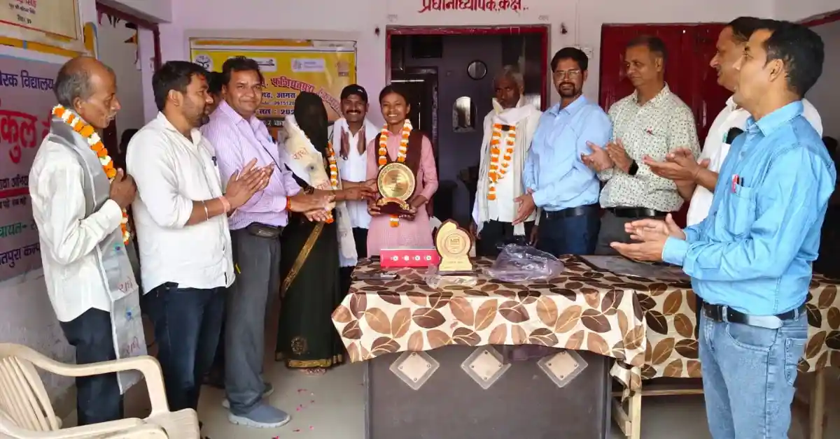 अंशिका चयन अटल आवासीय विद्यालय, फजियतपुरा छात्रा सफलता, आगरा शिक्षा समाचार, छात्र सम्मान समारोह, ग्रामीण छात्र सफलता कहानी, atal residential school result up, agra latest education news hindi, student achievement india, scholarship exam success story, rural girl success up