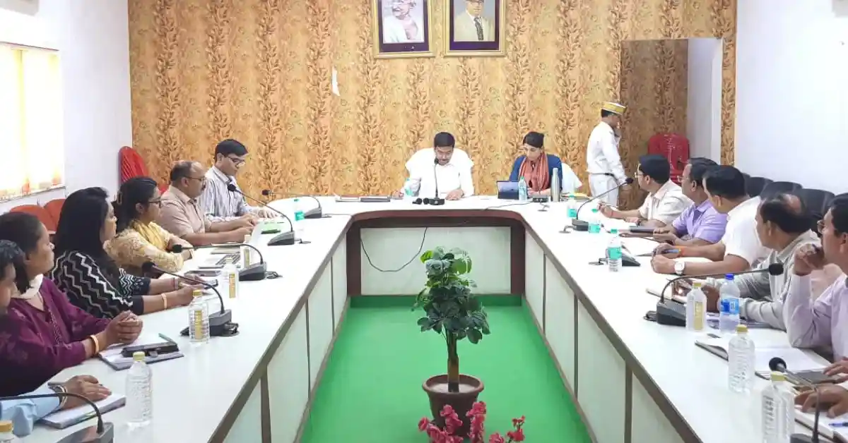 आगरा: डीएम मनीष बंसल की डीटीएफ बैठक, स्कूल चलो अभियान तेज करने के निर्देश, बीईओ करेंगे रोज निरीक्षण