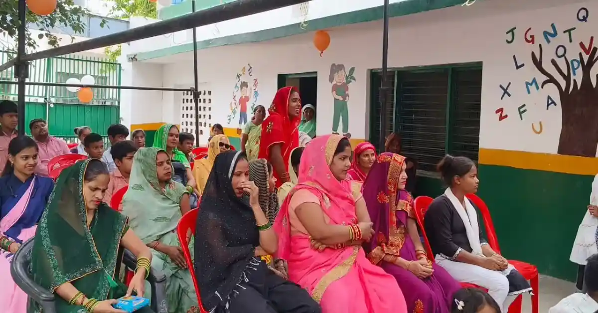 सुभाष पार्क विद्यालय आगरा, शिक्षा चौपाल कार्यक्रम, स्कूल चलो अभियान यूपी, अभिभावक जागरूकता कार्यक्रम, छात्र सम्मान समारोह, कक्षा 8 विदाई सम्मान, आगरा शिक्षा समाचार, school awareness campaign up, agra latest education news hindi, rural school education program india, student enrollment drive up