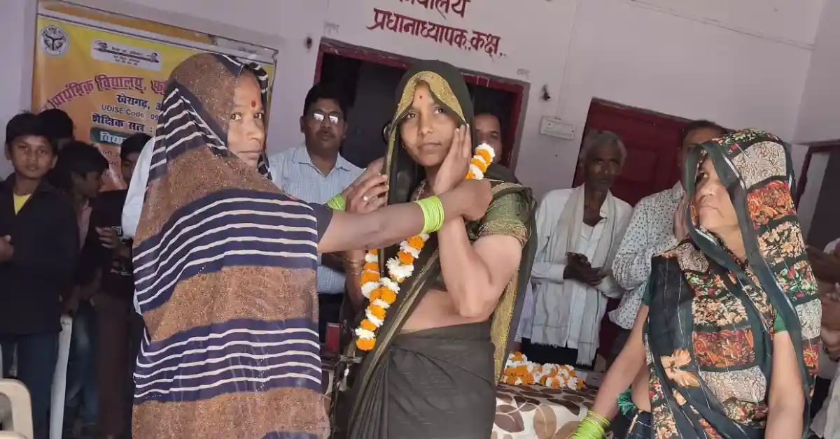 अंशिका चयन अटल आवासीय विद्यालय, फजियतपुरा छात्रा सफलता, आगरा शिक्षा समाचार, छात्र सम्मान समारोह, ग्रामीण छात्र सफलता कहानी, atal residential school result up, agra latest education news hindi, student achievement india, scholarship exam success story, rural girl success up