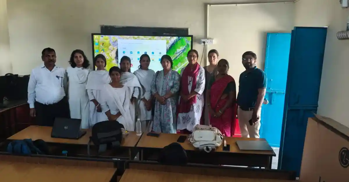 AI टूल्स, AI शिक्षा कार्यक्रम आगरा, बल्हेरा विद्यालय AI प्रस्तुति, DEI बीएड छात्राएं, स्मार्ट शिक्षा इंडिया, AI tools in education hindi, questgen quillbot mylens education, agra school news today, digital learning india school, ICT education innovation, rural school smart education