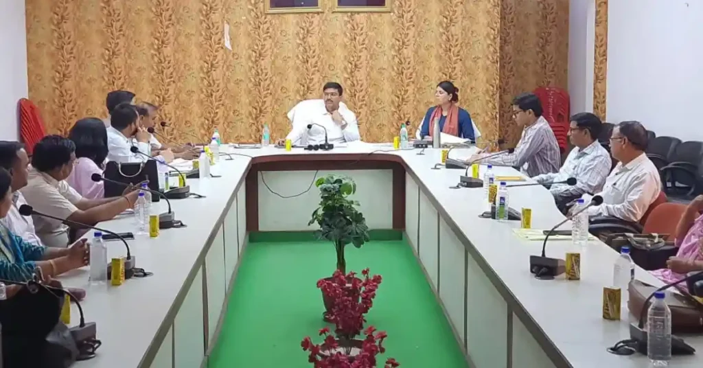 Agra Breaking: डीएम मनीष बंसल की माध्यमिक शिक्षा समीक्षा बैठक, निर्माण कार्यों में देरी पर जताई नाराजगी आगरा डीएम मनीष बंसल, माध्यमिक शिक्षा समीक्षा बैठक आगरा, स्कूल निर्माण कार्य देरी, आगरा शिक्षा विभाग खबर, डीएम निर्देश विद्यालय आगरा, प्रोजेक्ट अलंकार आगरा, सरकारी स्कूल विकास कार्य, पीएम श्री इंटर कॉलेज शाहगंज, शिक्षा संकुल भवन निर्माण, आगरा शिक्षा समाचार हिंदी, स्कूल बाउंड्री वॉल निर्माण, माध्यमिक विद्यालय आगरा, शिक्षा विभाग समीक्षा बैठक, सरकारी योजनाएं स्कूल आगरा, आगरा लेटेस्ट शिक्षा खबर
