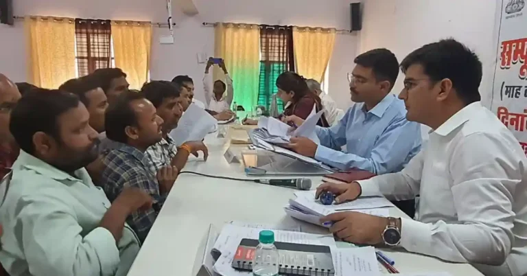 एत्मादपुर समाधान दिवस, डीएम मनीष बंसल आगरा, तहसील दिवस शिकायत निस्तारण, आगरा प्रशासन समाचार, भूमि विवाद समाधान आगरा, सरकारी योजना पंजीकरण कैंप, पेंशन समस्या समाधान आगरा, बिजली शिकायत आगरा, राजस्व विभाग कार्यवाही, संपूर्ण समाधान दिवस खबर, जिला प्रशासन बैठक आगरा, जन समस्याएं निस्तारण, आगरा लेटेस्ट न्यूज हिंदी, सरकारी अधिकारी निर्देश, तहसील एत्मादपुर समाचार