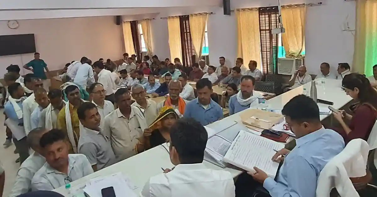 एत्मादपुर समाधान दिवस, डीएम मनीष बंसल आगरा, तहसील दिवस शिकायत निस्तारण, आगरा प्रशासन समाचार, भूमि विवाद समाधान आगरा, सरकारी योजना पंजीकरण कैंप, पेंशन समस्या समाधान आगरा, बिजली शिकायत आगरा, राजस्व विभाग कार्यवाही, संपूर्ण समाधान दिवस खबर, जिला प्रशासन बैठक आगरा, जन समस्याएं निस्तारण, आगरा लेटेस्ट न्यूज हिंदी, सरकारी अधिकारी निर्देश, तहसील एत्मादपुर समाचार