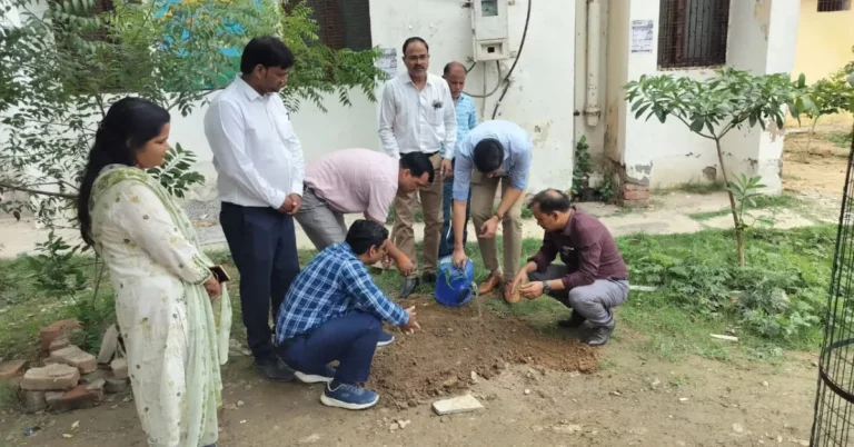 विश्व पर्यावरण दिवस, डायट आगरा, पौधारोपण कार्यक्रम, एक पेड़ मां के नाम, अनिरुद्ध यादव, पर्यावरण संरक्षण, विश्व पर्यावरण दिवस 2026, डॉ मनोज कुमार वार्ष्णेय, पक्षियों के लिए जलपात्र, इको क्लब डायट आगरा, हरित अभियान आगरा, वृक्षारोपण अभियान, पर्यावरण जागरूकता कार्यक्रम, राजकीय शिशु प्रशिक्षण महिला महाविद्यालय आगरा, पक्षी संरक्षण अभियान, जैव विविधता संरक्षण, पर्यावरण शिक्षा, पौधारोपण समाचार, आगरा शिक्षा समाचार, हरित भविष्य अभियान, प्रकृति संरक्षण, जलवायु परिवर्तन जागरूकता, पर्यावरण दिवस हिंदी समाचार, स्कूल पर्यावरण गतिविधियां, वृक्ष लगाओ पर्यावरण बचाओ, ग्रीन कैंपेन आगरा, पर्यावरण संरक्षण संदेश, शिक्षकों का पौधारोपण अभियान, हरियाली अभियान, हिंदी पर्यावरण न्यूज़