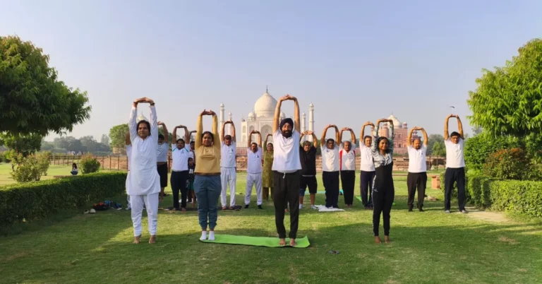 अंतर्राष्ट्रीय योग दिवस 2026 के उपलक्ष्य में आगरा के महताब बाग, पार्कों, सामुदायिक स्वास्थ्य केंद्रों, तहसीलों और ग्राम पंचायतों में भव्य योग कार्यक्रम आयोजित हुए। सैकड़ों लोगों ने सामूहिक योगाभ्यास कर स्वस्थ जीवनशैली और मानसिक स्वास्थ्य के प्रति जागरूकता का संदेश दिया।