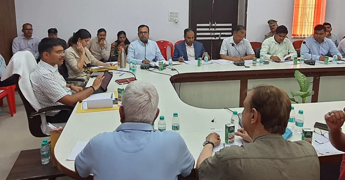 आगरा समाचार, आगरा न्यूज, डीएम मनीष बंसल, मनीष बंसल आगरा, जिला उद्योग बंधु समिति, उद्योग बंधु बैठक, उद्योग बंधु समिति आगरा, फाउंड्री नगर आगरा, फाउंड्री नगर बस स्टेशन, फाउंड्री नगर औद्योगिक क्षेत्र, आगरा उद्योग समाचार, औद्योगिक विकास आगरा, औद्योगिक क्षेत्र, औद्योगिक इकाइयां, बिजली आपूर्ति, लाइन ट्रिपिंग, गढ़ी महासिंह सब स्टेशन, एत्मादपुर, इंसुलेटेड कंडक्टर, सड़क निर्माण, नाली निर्माण, औद्योगिक सड़क, नगर निगम आगरा, जल निगम, अतिक्रमण हटाओ, सफाई अभियान, ट्रैफिक व्यवस्था, बस संचालन आगरा, यूपी रोडवेज बस, ओडीओपी आगरा, जरी जरदोजी, जरी जरदोजी ओडीओपी, वन डिस्ट्रिक्ट वन प्रोडक्ट, उद्योग विभाग उत्तर प्रदेश, उपायुक्त उद्योग शैलेन्द्र सिंह, मुख्य विकास अधिकारी प्रतिभा सिंह, अपर नगर आयुक्त शिशिर कुमार, निवेश, रोजगार, एमएसएमई, MSME News, औद्योगिक नीति, उत्तर प्रदेश उद्योग, आगरा लेटेस्ट न्यूज, उत्तर प्रदेश समाचार, Google Discover News, Hindi News Today, Agra Latest News, Industrial Development News