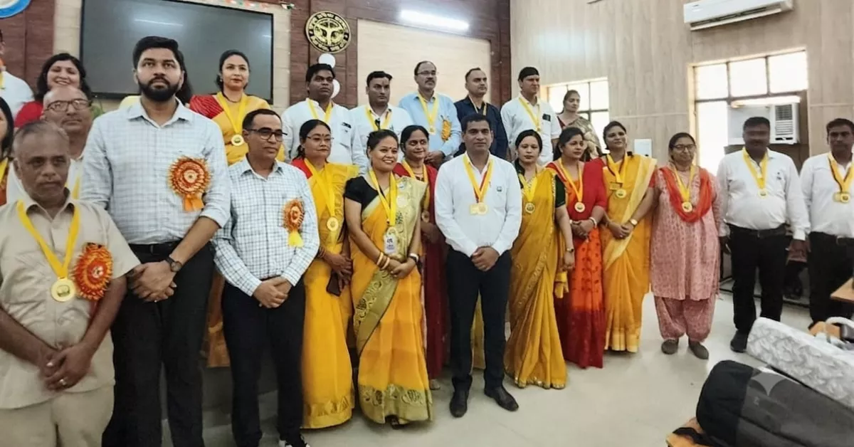 आगरा समाचार, आगरा न्यूज, डायट आगरा, DIET Agra, पर्यावरण संरक्षण, पर्यावरण संरक्षण कार्यशाला, पर्यावरण योद्धा सम्मान, शिक्षक सम्मान समारोह, 125 शिक्षक सम्मानित, अनुरुद्ध यादव, उप शिक्षा निदेशक अनुरुद्ध यादव, डायट प्राचार्य अनुरुद्ध यादव, डॉ मनोज कुमार वार्ष्णेय, डॉ राजेश शर्मा, धीरेंद्र कुमार, बेसिक एजुकेशन मूवमेंट ऑफ इंडिया, शिक्षकों की भूमिका, विद्यालय स्वच्छता, जल संरक्षण, वृक्षारोपण अभियान, हरित विद्यालय, ग्रीन स्कूल, स्वच्छता अभियान, जैव विविधता संरक्षण, ठोस अपशिष्ट प्रबंधन, कचरा प्रबंधन, पर्यावरण जागरूकता, शिक्षक प्रशिक्षण, शिक्षा विभाग आगरा, बेसिक शिक्षा आगरा, स्कूल शिक्षा, ईको क्लब, हरित परिसर, पौधारोपण, पर्यावरण शिक्षा, आगरा शिक्षा समाचार, उत्तर प्रदेश शिक्षा समाचार, Google Discover News, Hindi News Today, Agra Latest News, Uttar Pradesh News, Environment News, Teacher Award News, Education News Hindi