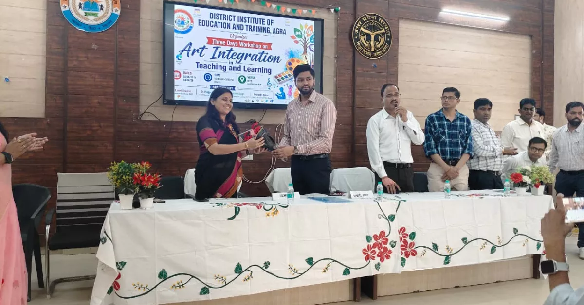 कला समेकन शिक्षण, आर्ट इंटीग्रेशन कार्यशाला, डायट आगरा समाचार, अनिरुद्ध यादव, डॉ मनु शर्मा, कला आधारित शिक्षण, पपेट शो शिक्षण विधि, नई शिक्षा नीति 2020, शिक्षण में नवाचार, डायट प्रशिक्षण कार्यक्रम, शिक्षक प्रशिक्षण आगरा, रचनात्मक शिक्षण तकनीक, आर्ट इंटीग्रेशन इन टीचिंग एंड लर्निंग, शिक्षा में संगीत का उपयोग, पपेट शो द्वारा शिक्षण, डीएलएड प्रशिक्षु, आगरा शिक्षा समाचार, डॉ मनोज कुमार वार्ष्णेय, अनुभवात्मक शिक्षा, शिक्षण में रोचकता बढ़ाने के उपाय, हिंदी शिक्षा न्यूज़, शिक्षक विकास कार्यक्रम, दयालबाग एजुकेशनल इंस्टीट्यूट, स्मार्ट टीचिंग मेथड्स, शिक्षण कौशल विकास